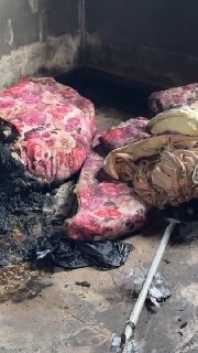 סצינות המראה את השפעות השריפה לאחר שמתנחלים הציתו בית פלסטיני בחברון, בעוד אם ובתה היו בפנים, לפני שהצליחו…