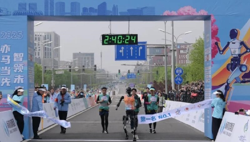 《现有的机器人都没大脑？》人形机器人马拉松让公众看到了我们的机器人，目前还是遥控的，事实上，具身智能存在大量的误导宣传，很多我们看到的很颠覆的视频，都是拍了十多次，终于有一次成功，于是作为宣传