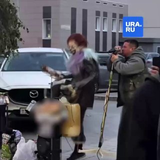 פניוויז יצאה לעבוד במשרה חלקית ביקטרינבורג הליצן יורי מופיע בסמוך לתחנת האוטובוס ולטיאטרלני ליין. בתחפושת מ…