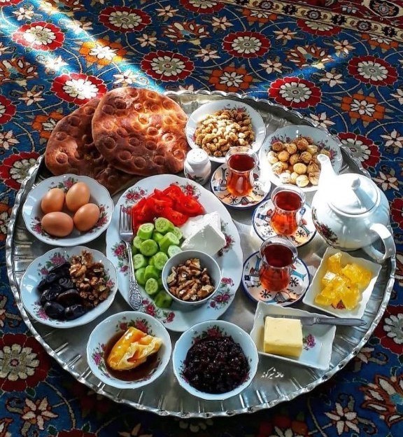 خدا: بوی صبحانه می آید! به به چه نسیمیچه هوایی سرِ صبح به به چه سرودِدلگشایی سرِ صبح صبحانه یِمن بهشتی از زیبایی ست پیچیدهچه 