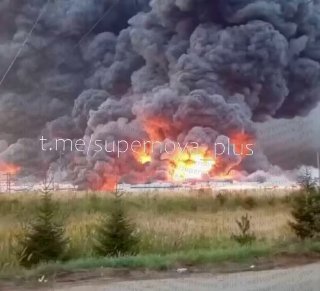 מל"טים אוקראינים תקפו כמה מרכזי הפצה של מסחר אלקטרוני באזור מוסקבה, כאשר מחסן Koledino Wildberries עלה באש…