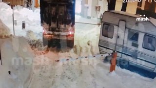 +1 лайфхак, как заработать на снежном аду, от московских коммунальщиков — завалить выезд из двора и требовать с жителей 30к за уборку. Жильцы домов на Высоковольтном проезде регулярно жалуются — снег не убирают, за вывоз и уборку хотят много тыщ деняк. Дво