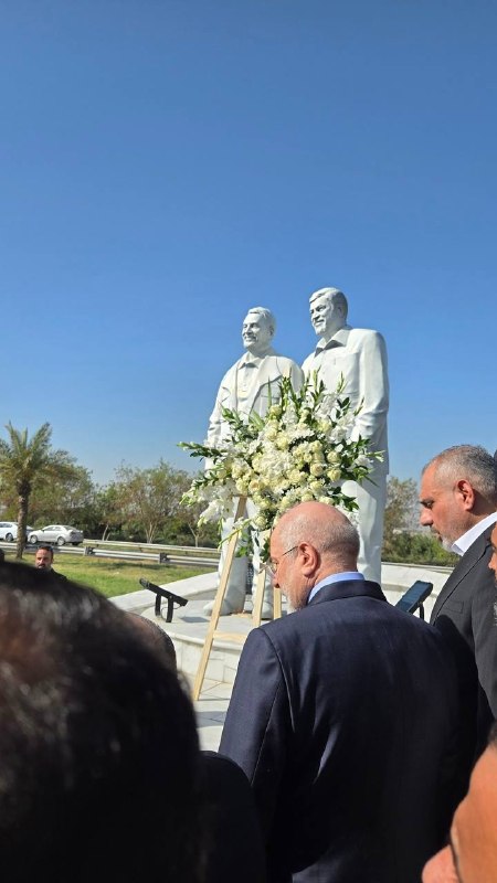 روزنامه ایران: ⭕️ ادای احترام قالیباف در محل شهادت حاج قاسم و ابومهدی در فرودگاه بغداد@irannewspaper⭕️ ادای احترام قالیباف در محل شهادت