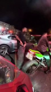 🚨 הטרדה מצד סוכנים שיעים לנערות רוכבות על אופנוע, אם אתם כועסים על הסצנות הללו, קללו את חוסיין