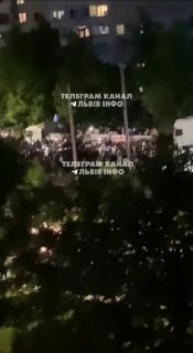 Во Львове произошел «бунт против ТЦК» из-за насильственной мобилизации мужчины: толпа окружила автомобиль военкомов, раскачала его и перевернула, передает «Страна».