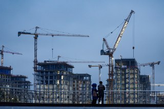 Продажи новостроек в Москве и Краснодаре рухнули почти на 40%Количество сделок с новостройками в РФ в июле сократилось на 7,6% год к году, пишет «Коммерсант». В городах-миллионниках падение составило 9,6%. Сильнее всего продажи упали в Москве и Краснодаре 