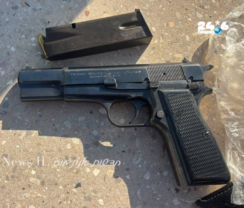 🇮🇱 תיעוד דרמטי: לוחמי יס״מ שפלה עצרו תושב רחובות בשנות ה-40 לחייו וברכבו אותר אקדח טעון. המעצר התבצע בכבי…