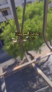 צעירים נראו מיידים אבנים לעבר רכבי כיבוש במהלך נסיגתם מהעיר שכם לכיוון מחסום חווארה.