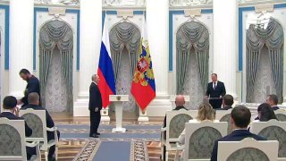 Владимир Путин наградил Умара Кремлёва, а также боксёров и бойцов смешанного стиля государственными наградами в Кремле.Президент IBA был удостоен ордена Дружбы. Его же забрал трехкратный чемпион мира по боксу Муслим Гаджимагомедов. Двукратный и действующий