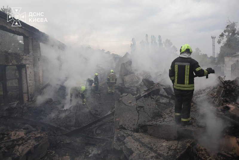 Під час ліквідації наслідків російської атаки на Київ рятувальники виявили тіло загиблої людини, повідомили у КМВА