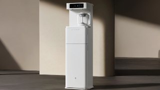 Плюс одна чашка чая, и ещё чашка чая...Xiaomi выпустила чайную станцию под брендом Mijia, которая заваривает чай оптом. В станцию вмонтирован бак на 5,5 литров, два краника (под чай и кипяток) и шкаф на десяток чашек с обеззараживанием.Обычный чайник тоже 