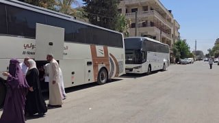 החבורה השנייה של עולי הרגל של משפחות נפגעים עוזבת את דיר א-זור כדי לחזור לירושלים.