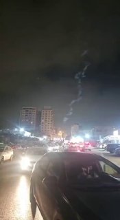 בעקבות ירי כוחות הכיבוש פצצות גז במהלך ההסתערות על מחנה קלנדיה, מצפון לעיר הכבושה ירושלים.