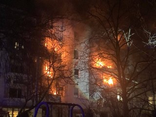 До двух выросло число погибших при взрыве в севастопольской пятиэтажке.Взрыв разрушил часть стены в квартире на первом этаже и перекрытия с первого по третий. В соседнем доме загорелись квартиры в двух подъездах.❗ Не грузятся фото и видео? Читайте нас в MA