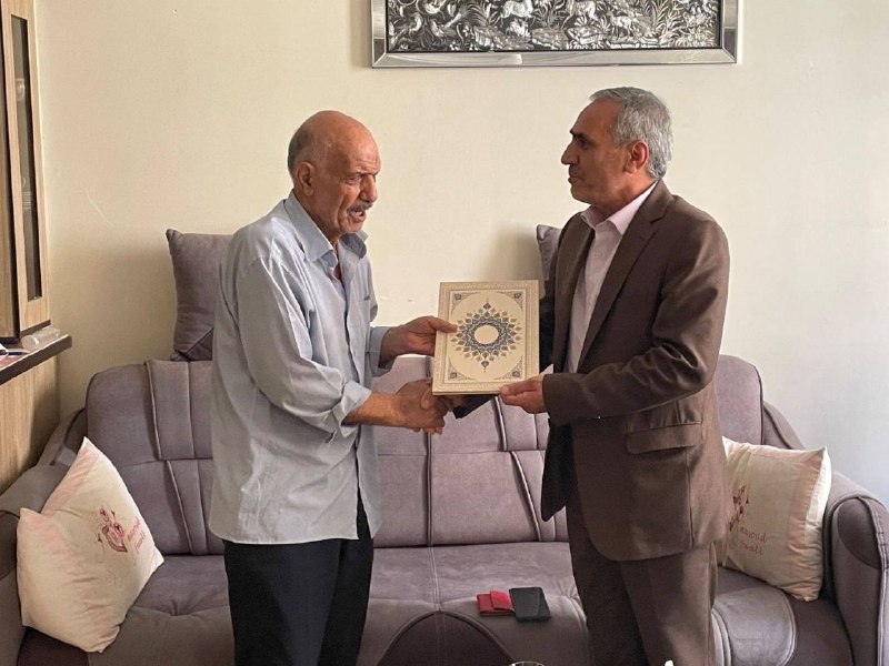 رباط آنلاین: 🏠فرماندار رباطکریم از پیشکسوت عکاسی شهرستان تجلیل کرد🖊همزمان با روز عکاس، فرماندار شهرستان رباطکریم به همراه رئیس ادار