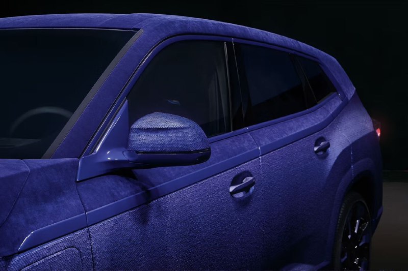 BMW обшила кузов кроссовера XM бархатом 4