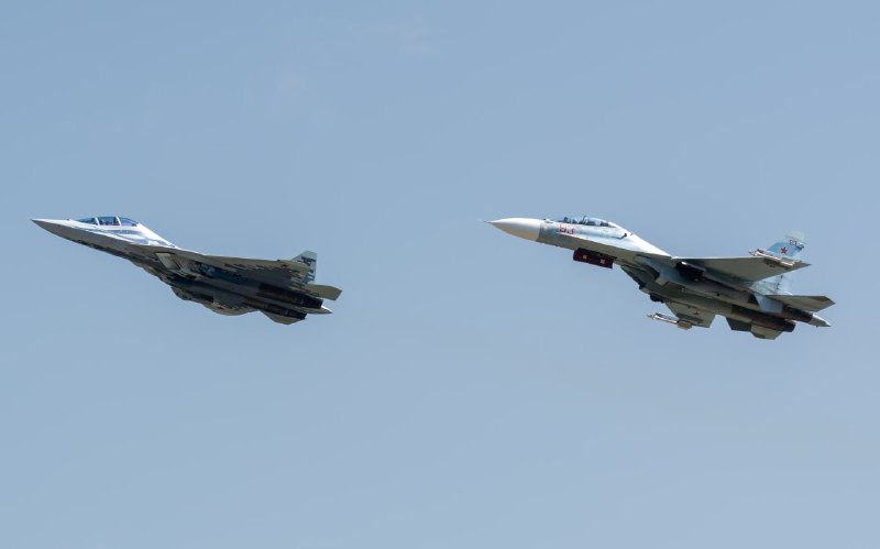 תמונה מעניינת המציגה את ה-Su-57D הדו-מושבי החדש לצד Su-30SM2.