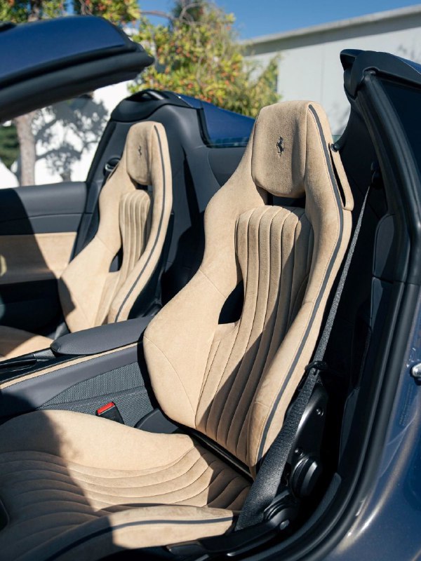 Tailor Made Ferrari 812 GTS в цвете Blu Elder 8