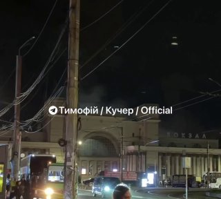 אדם אחד נפצע עקב התקפות חדשות על התחנה בדנפר כך הודיע ראש המינהל האזורי, אלכסנדר גנזה. "היתה שם שריפה. האיש…