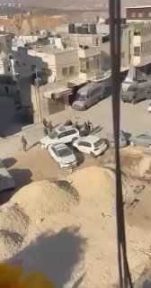 جنود الاحتلال يعترضون فلسطينيين
