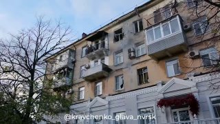 В Новороссийске введен режим чрезвычайной ситуации после ночной атаки беспилотников; обломки попали в четыре многоквартирных и два частных дома; один пострадавший госпитализирован — мэр городаПо данным местных властей, обломки беспилотников также повредили