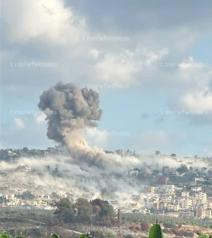 ️🇱🇧🇮🇱 תמונות נוספות של התקיפה האווירית הישראלית על העיירה אל מנסורי, דרום לבנון.