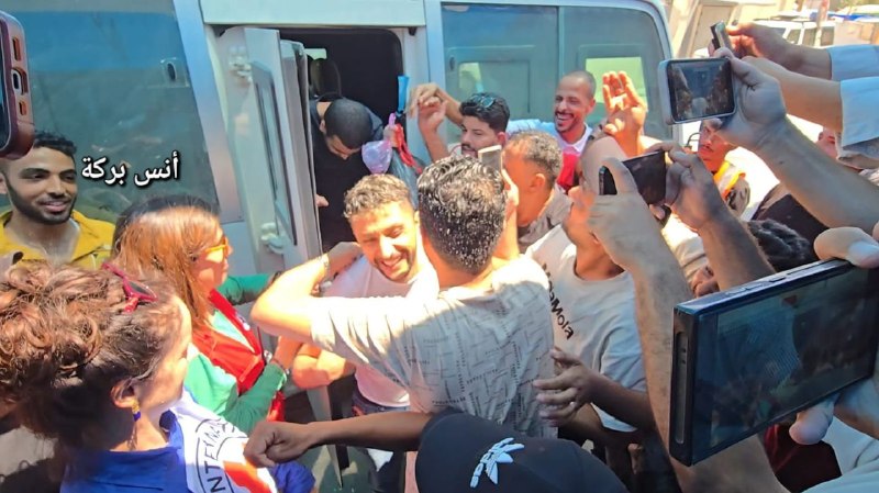 סיקור דחוף בעיתונות: תשעה אסירים משוחררים הגיעו לבית החולים נפגעי אל-אקצא בדיר אל-בלח זמן קצר לאחר שחרורם מ…