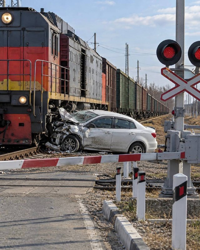 בקובאן, הנוסע התנגש עם רכבת מטען. כיום, בסביבות 13:03 במעבר בין תחנות Bryukhovetskaya ומכונית Roadside עזבו…