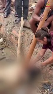 שני גברים נעצרו בנפאל לאחר שסרטון ויראלי הראה אותם גונבים עגילי זהב מגופה של קורבן שיטפון שנישא במורד הזרם…
