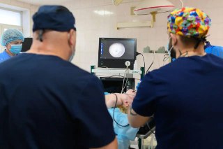 Кока-кола прожгла желудок подростка в Приморском крае. Школьника экстренно госпитализировали в больницу с кровавой рвотой. Со слов врачей, всё произошло из-за ортофосфорной кислоты, которая используется для растворения ржавчины и содержится в газированном 