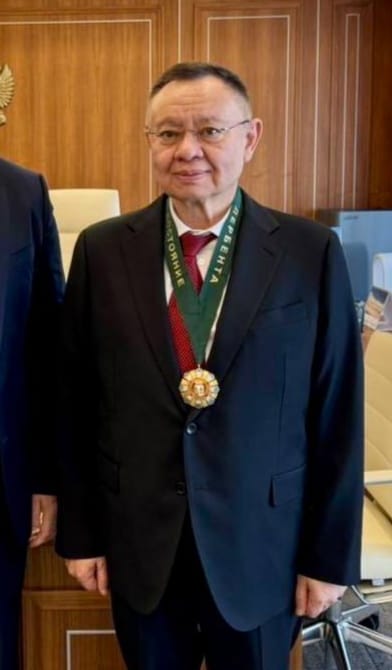 Глава Минстроя РФ Ирек Файзуллин награжден медалью «Достояние Дербента». Награду «за неоценимый вклад в развитие и поддержку» города вручил ему депутат фото