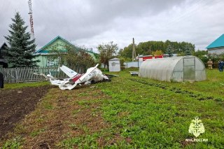 Самолет рухнул в огороде частного дома в ТатарстанеЛегкомоторный самолет Cessna 172 рухнул в огороде частного дома в селе Шемордан Сабинского муниципального района.В ГУ МЧС по республике сообщили, что на земле разрушений и пострадавших нет, но, к сожалению