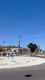 Urgent: The occupation forces fire stun grenades at civilians at the Deir Ammar gate, west of Ramallah, and at the same time close it and prevent passage through it.