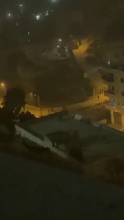כוחות ישראל עצרו 3 אזרחים לאחר שהתעללו בהם במהלך ההסתערות על אזור עין דיר בהא בעיר חברון.
