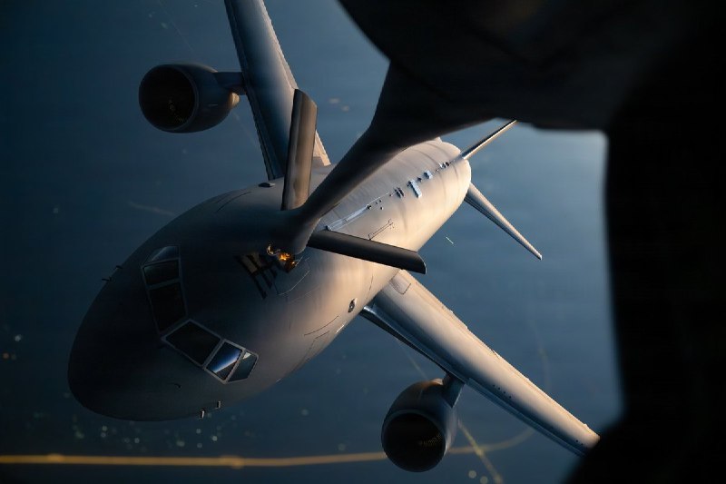 KC-46 פגסוס תדלק באוויר על ידי מטוס KC-135 Stratotanker מעל המזרח התיכון.