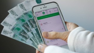 Власти ужесточат контроль за денежными переводами россиянСогласно новому законопроекту, ЦБ начнет передавать налоговой службе данные при подозрении, что граждане получают доход от незарегистрированной предпринимательской деятельности. Об этом пишет РБК.Нал