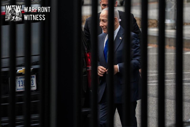 ️🇮🇱🇺🇸 תמונה מציגה את ראש ממשלת ישראל בנימין נתניהו מגיע לבית הלבן לפגישה עם נשיא ארה"ב דונלד טראמפ.