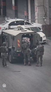 סצנות מסתובבות מתעדות את ההתעללות של חיילי ישראלים בצעיר במהלך הסתערותם על העיירה סינג'יל, מצפון לרמאללה, ע…