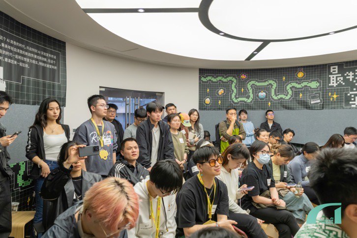 昨天晚上去koji@杨远骋Koji 在上海漕河泾的AI Hacker House，参加小红书开发者大会之后的线下party，氛围太好了！认识了很多有趣的小伙伴！很荣幸「启师傅AI客厅」略微参与了一下party的筹备工作！这次AI聚会，良渚代表团儿的人数竟然超过了杭州代表团儿 哈哈哈这个场地也超赞，湖边的独栋大house，外面的草坪可以随时席地而坐