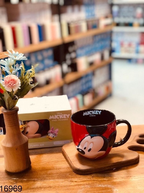 عمده فروشی قاسمی۸۸ صالح آباد: ✨ نام کالا : ماگ mickeymouse گرد قرمز مشکی ⚙️ کدکالا : 16969🏭 ساخت 🇨🇳📦 تعداد در کارتن :40💵قیمت :698/000👩💻ثبت سفارشات وص