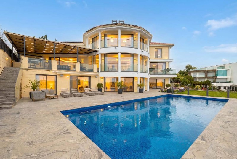 7-bed villa with infinity pool and sea view in Germasogeia photo 1