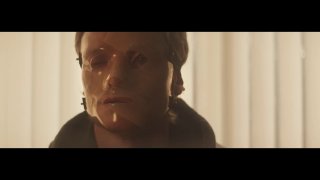 Первый трейлер хоррора «Глиноликий» во вселенной DCВидео знакомит с завязкой фильма — лицо знаменитого актёра Мэтта Хейгена изуродовали преступники, после чего персонаж соглашается на экспериментальную операцию по восстановлению внешности. Она проходит усп