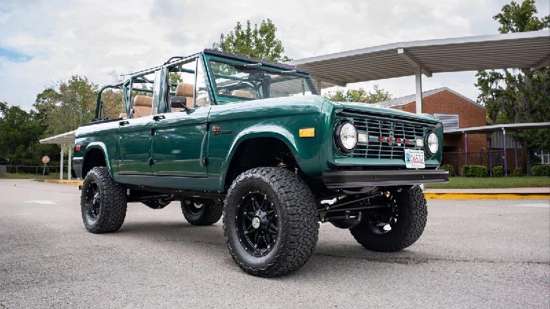 Классический трёхрядный Ford Bronco, который никогда официально не выпускался, пустят с молотка.