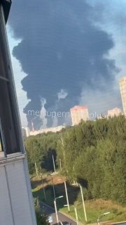 שריפה פורצת בבית הזיקוק של רוסיה ירוסלב לאחר שלפי הדיווחים תקפו מל"טים אוקראינים רבים במתקן.