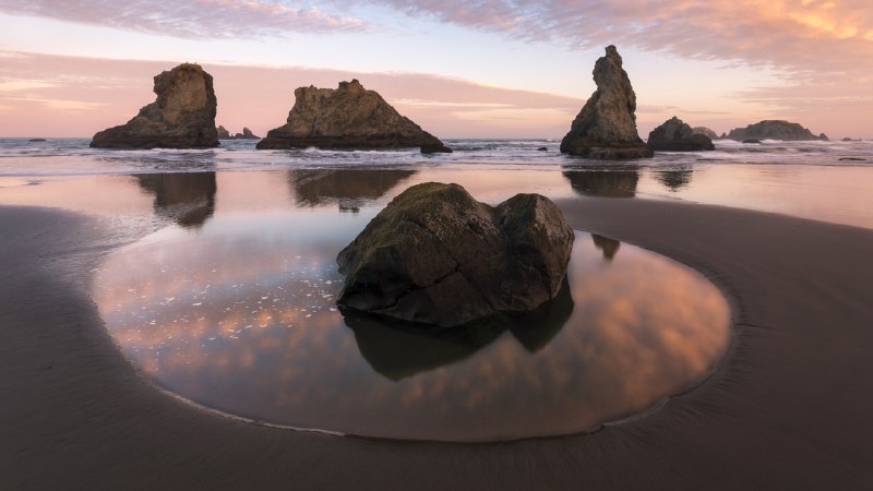 Rock stars of BandonSea stacks of Bandon Beach in Bandon, Oregon (© Grant Ordelheide/TANDEM Stills + Motion)