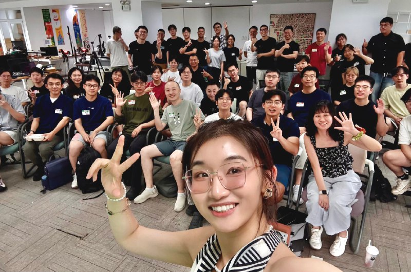 ✈️这次闪现上海的36小时，未免也太充实了！👩‍🏫🧑‍💻在 Dyna Robotics 上海办公室，举办了第一期 Dyna Talk, 邀请了两位超级优秀的清华同学：👩‍🎓Han Zhang (incoming Stanford PhD)，分享了她最新的研究成果 DexUMI 和 DOGlove，还有硬件整活那些事儿，这么硬核的东西都能分享得笑声不断，对硬件passion 真是太有感染力了！🧑‍💻Leo Wang (incoming Maryland U PhD)，分享如何成为一名机器人领域的小红书“网红”