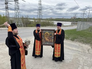 В Перми священнослужители провели молебны «о мире и благополучии жителей Прикамья», сообщили в пресс-службе местной епархии. Один из молебнов прошел около пермской ГЭС.«Древняя традиция обнесения святынь вокруг городов и селений совершается в периоды сложн