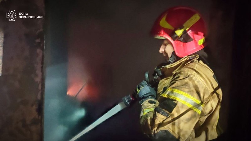 Чернігівщина: внаслідок удару російським БпЛА виникла пожежа складської будівлі площею 600 кв. м у Прилуцькому районі