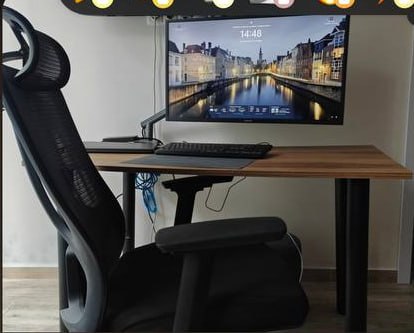 Стол простой, кресло, кронштейн для ПК — фото 1