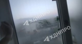 В результате атаки на Днепр пострадали 18 человек, атака продолжается более 10 часов, сообщает глава региональной военной администрации Ганжа. По его словам, 11 человек госпитализированы, среди них 26-летняя женщина в тяжелом состоянии. По данным местных в
